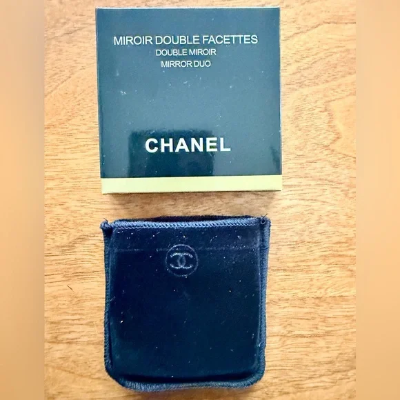 Chanel RED Miroir Double Facettes Double Mirror 
Mirror Duo

NEW in Box. - Picture 6 of 10